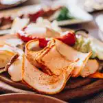 Kaip sūdyti lašinius ukrainietiškai stiklainyje: galite valgyti su lūpomis